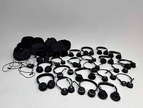 Parti med diverse trådlösa headsets, olika modeller