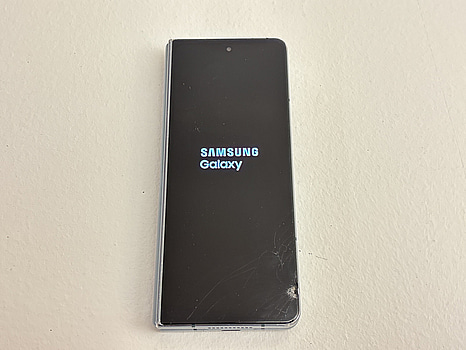 Mobil Samsung Galaxy Z Fold 4. OBS! Defekt skärm