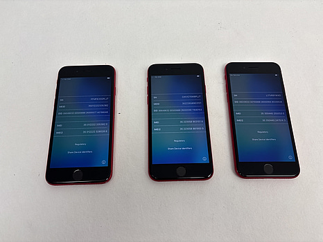 3 st. Mobiler Apple iPhone SE, olika modeller