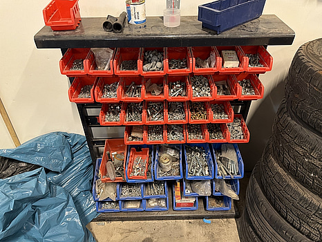 Sortimentställ med innehåll