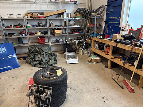 Verktyg, hyllor, skruvstäd m.m. Stort parti