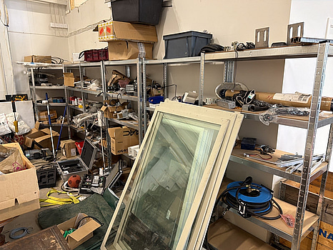 Parti med objekt från hissföretag, hyllor & delar