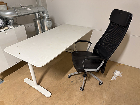 2 st skrivbord och kontorsstol
