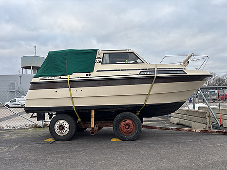 Kabinbåt Bever 740 med "ny" motor och vagn Längd (m): 7,4
