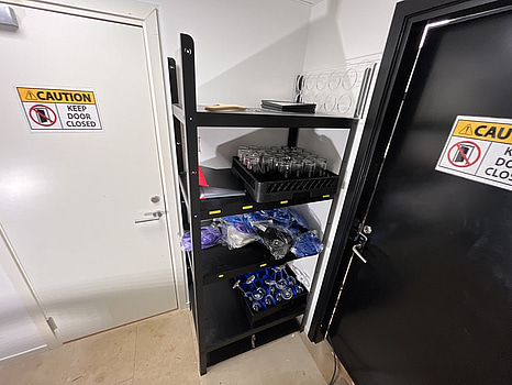 Lagerhylla inkl. Glas och peruker