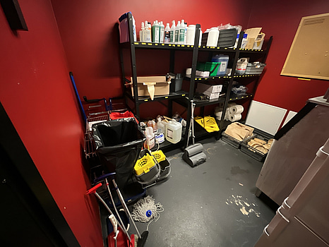 Lagerhyllor, inkl. Diverse förbrukningsmaterial