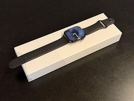 Apple Watch Series 10, 46 mm, titan, svart sportband