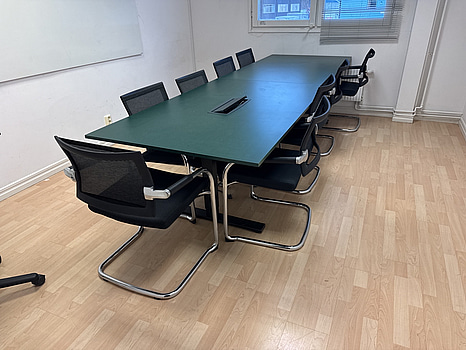 Konferensbord med 9 stolar, grönt