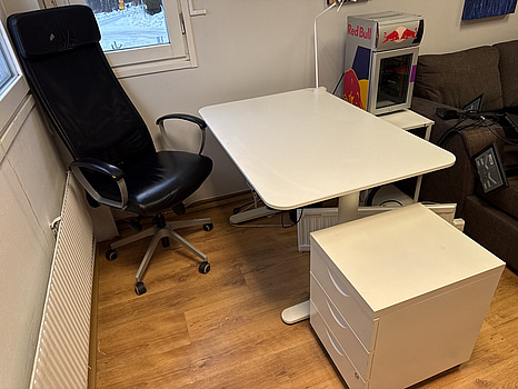 Arbetsplats: skrivbord inkl. stol & hurts