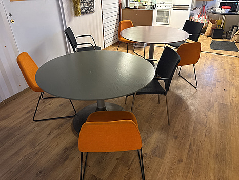 2 rund bord med stolar