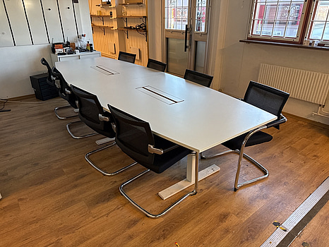 Konferensbord med 8 st stolar, eluttag