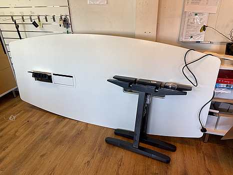 Konferensbord med 8 st stolar, nedmonterat, eluttag