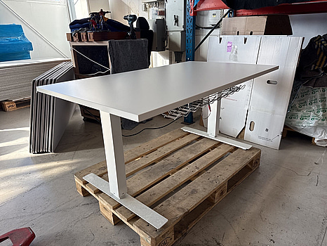 Höj- och sänkbart skrivbord, 140x80 cm, renoveringsobjekt