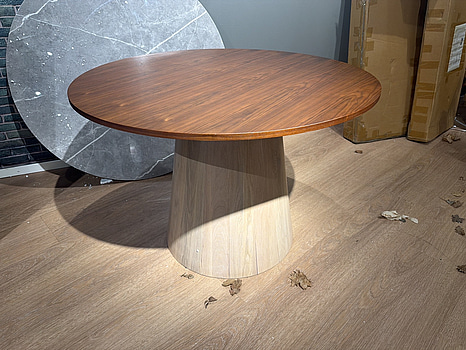 Runt matbord med valnötsskiva & whitewash-underrede, Venture Home