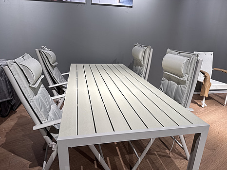 Utemöbelset – bord + 4 st stolar, Venture Home