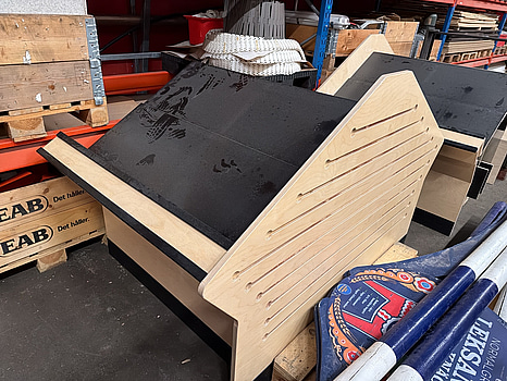 Butiksdisplay, lutande exponeringsbord i trä, specialbyggd