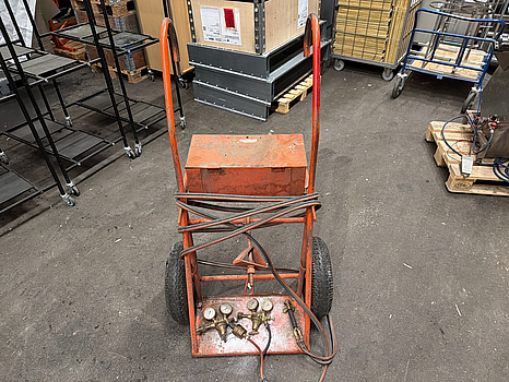 Svetsvagn, acetylengasregulatorer, syrgasregulatorer, orange