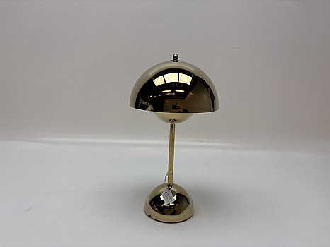 Bordslampa &Tradition Flowerpot VP9 guld. Ord. pris inkl. moms: ca 3125 kr.
