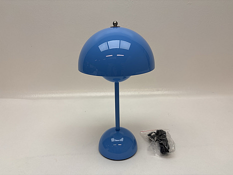 Bordslampa &Tradition Flowerpot VP9 ljusblå. Ord. pris inkl. moms: ca 2080 kr.