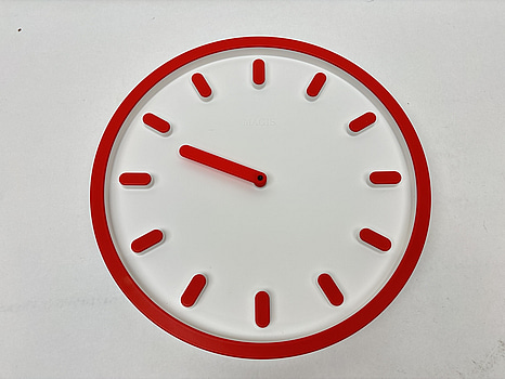 Väggklocka Magis Tempo.