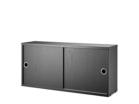 Skåp med skjutdörr String, svart ask 78cm. Ord. pris inkl. moms: ca 3849 kr.