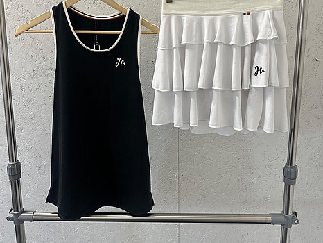 Träningslinne, stl. M, Humbleton, svart. & (NY) Tenniskjol, stl. L, Humbleton, vit.