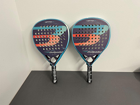 2 st. (NY) Junior padelracket, Bullpadel, Vertex 03WJR, lila/blå/korall, fodral medföljer till båda.