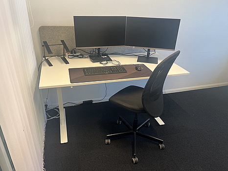 Kontorsarbetsplats med dubbla skärmar