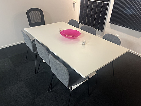 Mötesbord med 6 stolar + 1st kontorsstol