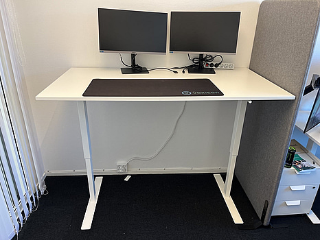 Höj- och sänkbart skrivbord med dubbla skärmar