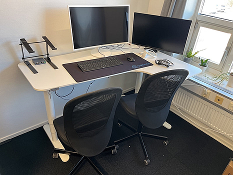 Komplett arbetsplats – höj- och sänkbart hörnskrivbord med skärmar