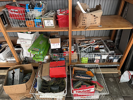 Stort parti med spik och skruv