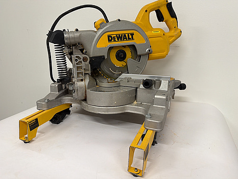 Kap- och klyvsåg Dewalt DWS777-QS