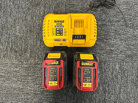 Snabbladdare DCB118 Dewalt och 2st 18/54V XR FLXVOLT batterier Dewalt