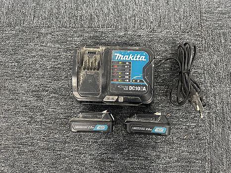 Batteriladdare Makita DC10SA och 2st 10,8V litiumjonbatterier Makita BL1020B