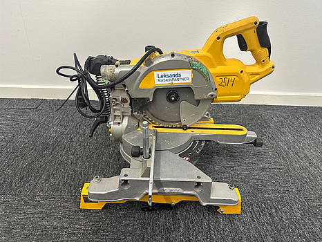 Kap-/gersåg Dewalt DWS777-QS med monteringsbyglar Dewalt DE7023-XJ
