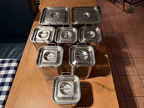 Rostfria kantiner, med lock, 9st