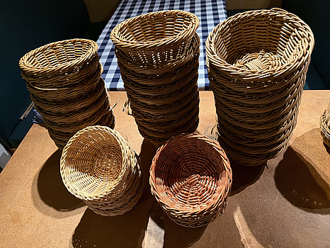 Flätade korgar i olika storlekar