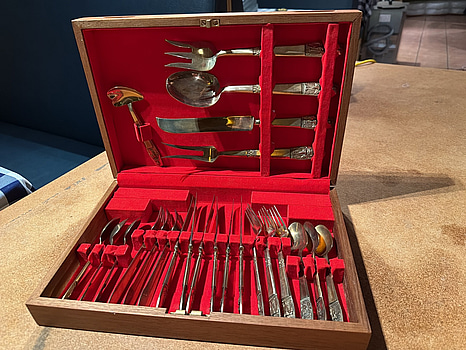 Bestickset i trälåda – guldfärgad metall, flera delar