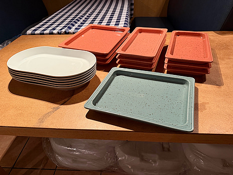 Rektangulära serveringsfat/tallrikar, set i terrakotta/teal, ovala vita