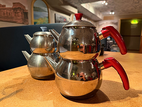 2 st. tekannor çaydanlık i rostfritt, röd & blå handtag