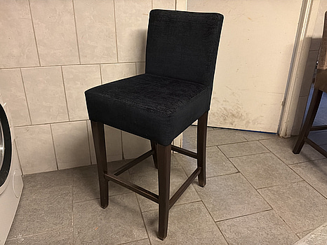 8 st barstol, mörkt tyg, träben