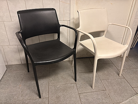 Möbler för uteservering - 17 st bord samt 40 st stolar vit/svart