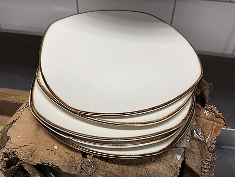 Tallrikar, ca 100 st, 25 cm, vit med brun kant