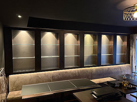 Väggmonterat vitrinskåp med glashyllor