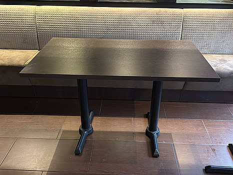 Restaurangbord, 9 st samt 4 st bordsskivor och 4 st bordsben