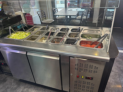 Buffédisk med kyl och salladsstation