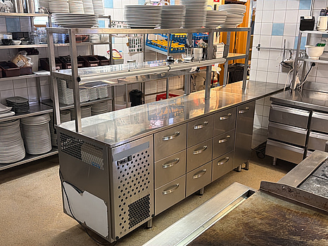 Köksarbetsstation med kylbänk och StayHot lampa, INOX BALTIC, TSK-2019