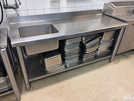 Rostfri arbetsbänk med ho, Baron