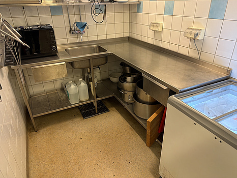 Rostfri arbetsbänk i hörnmodell med ho